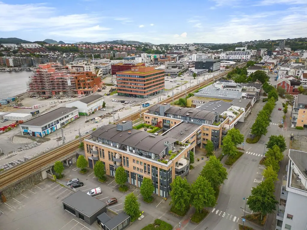 Kontor på gateplan med parkering i kjeller