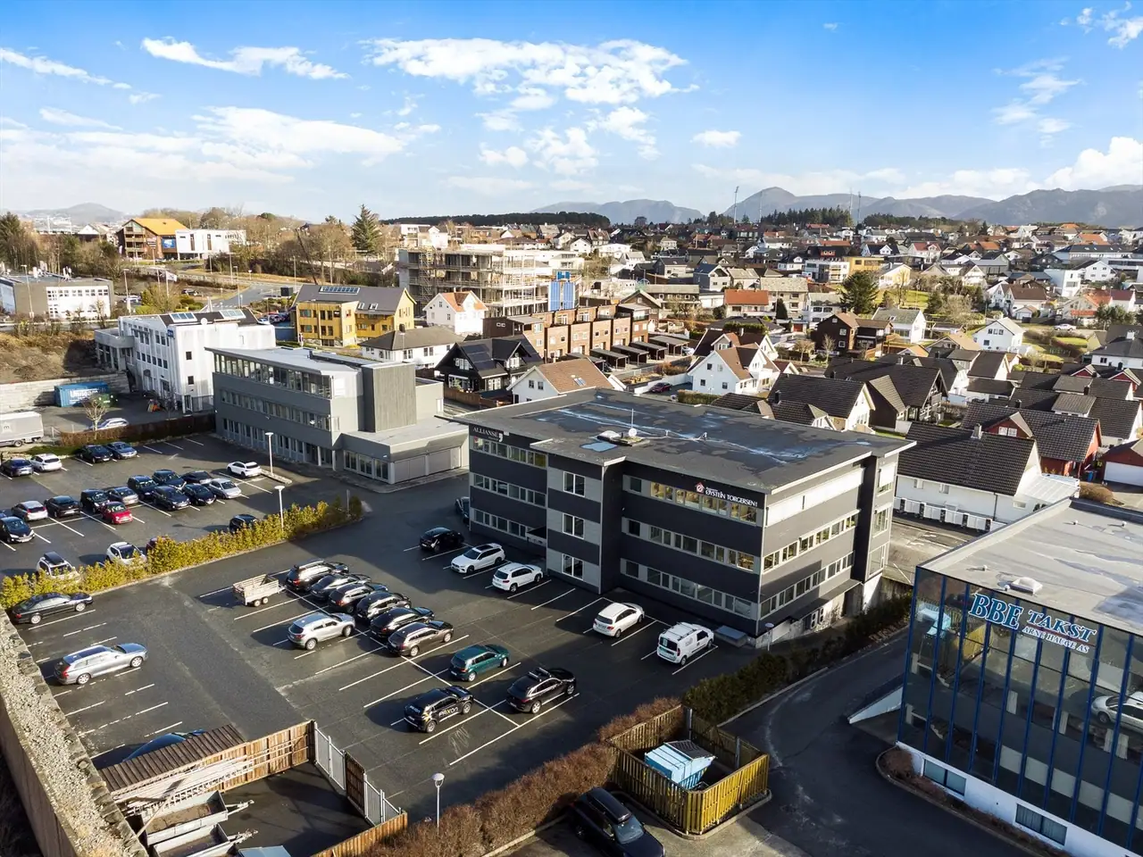 Offices by the E39 – good parking